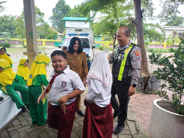 Senyum Sapa Polisi di Sekolah Sidoarjo Wujudkan Polisi Sahabat Anak