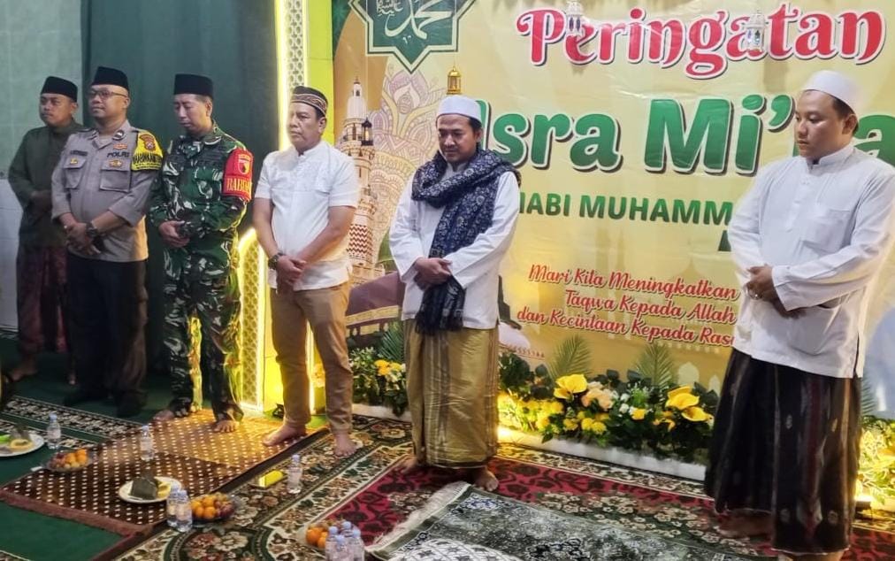 Polsek Simokerto Bersama Tiga Pilar Hadiri Peringatan Isra Mi'raj di Masjid Mujahidun