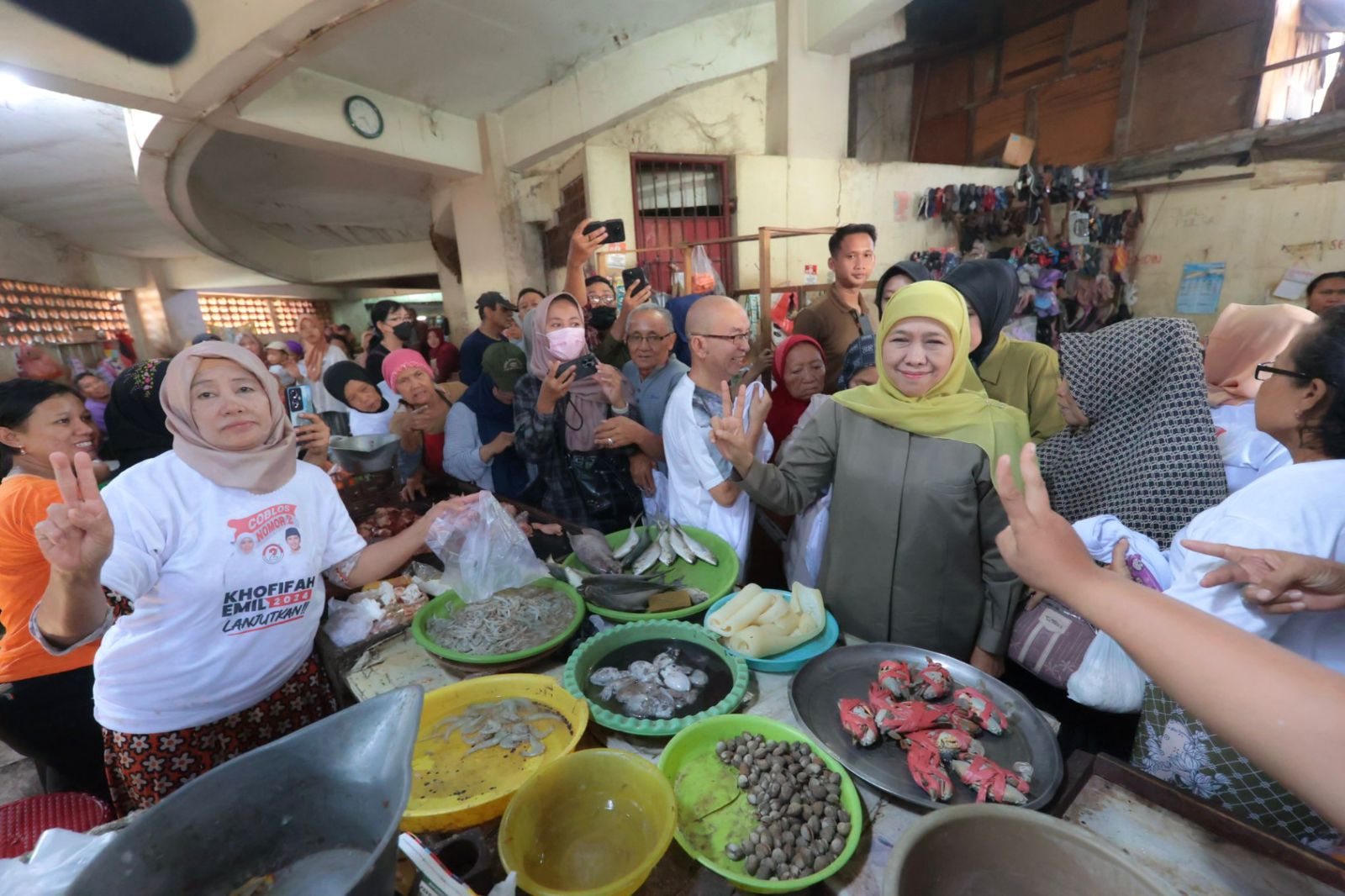 Kampanye di Pasar Kapasan, Khofifah Buka Layanan Pemeriksaan Kesehatan Gratis Bagi Pedagang