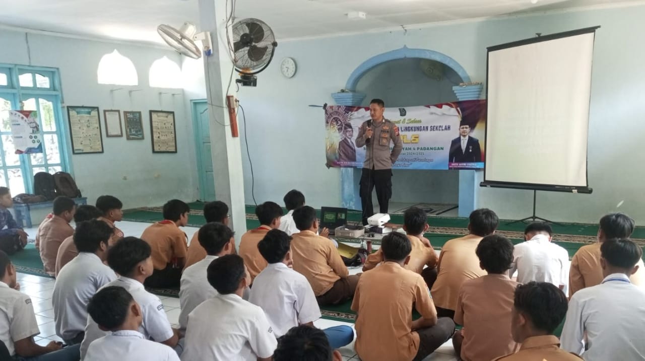 Kanit Samapta Polsek Padangan Binluh Kenakalan Remaja dan Tertib Berlalulintas di SMK Muhamadiyah