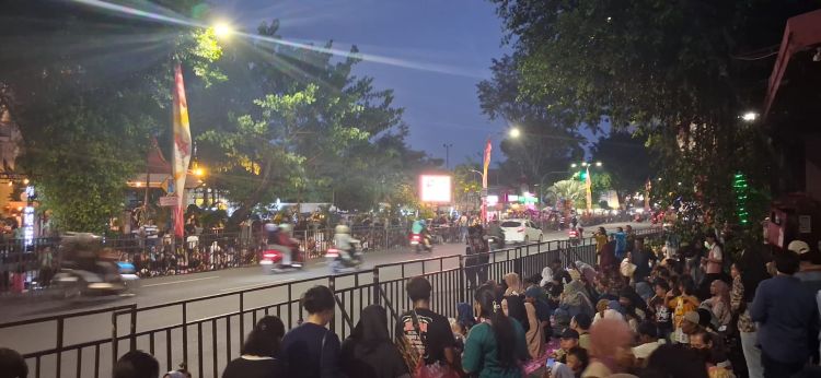 Warga Surabaya Serbu Parade Budaya Vaganza 2026, Jalan Tunjungan Dipadati Penonton