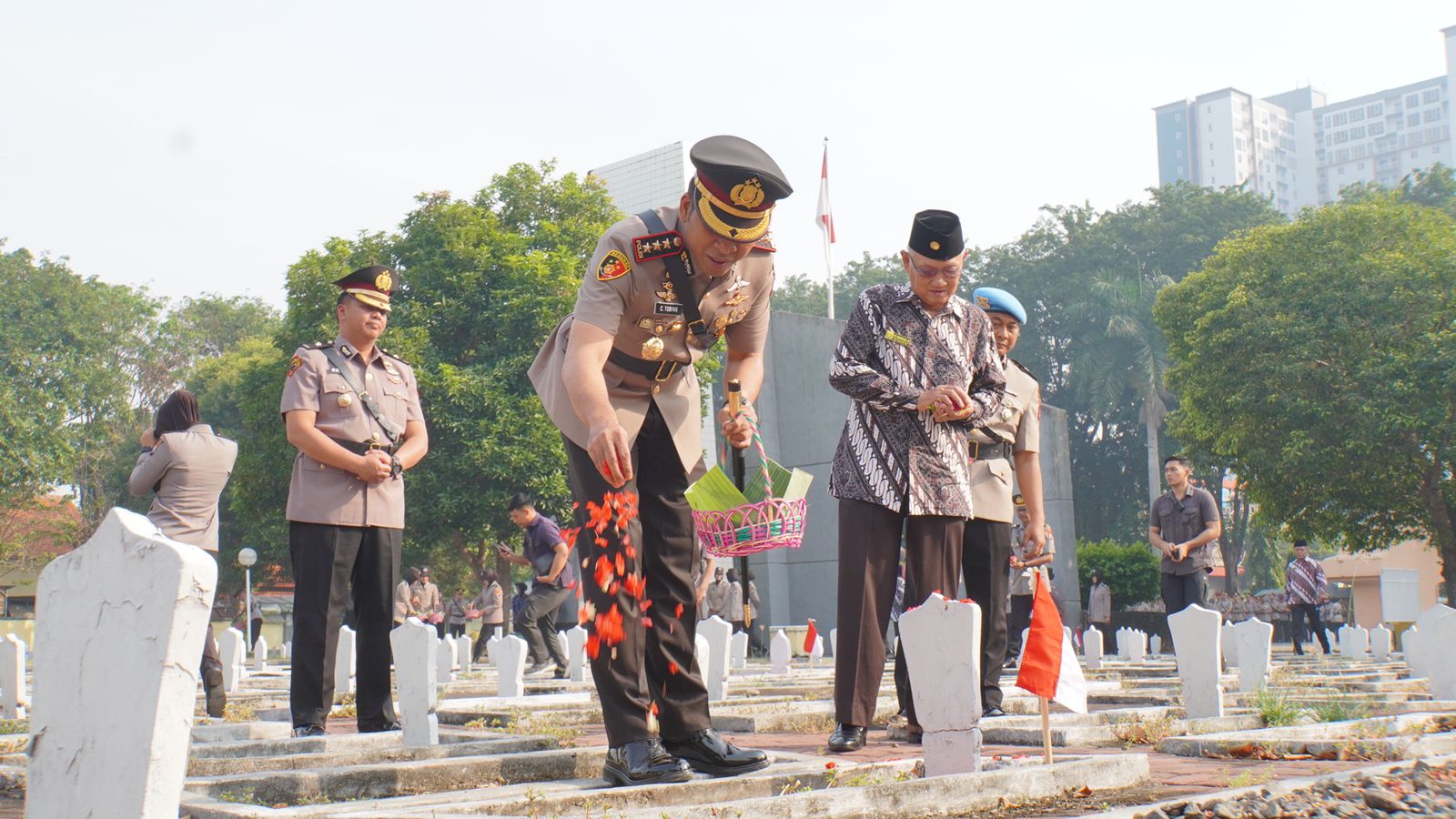 Jelang Hari Bhayangkara Ke-78, Polresta Sidoarjo Ziarah dan Tabur Bunga di Taman Makam Pahlawan