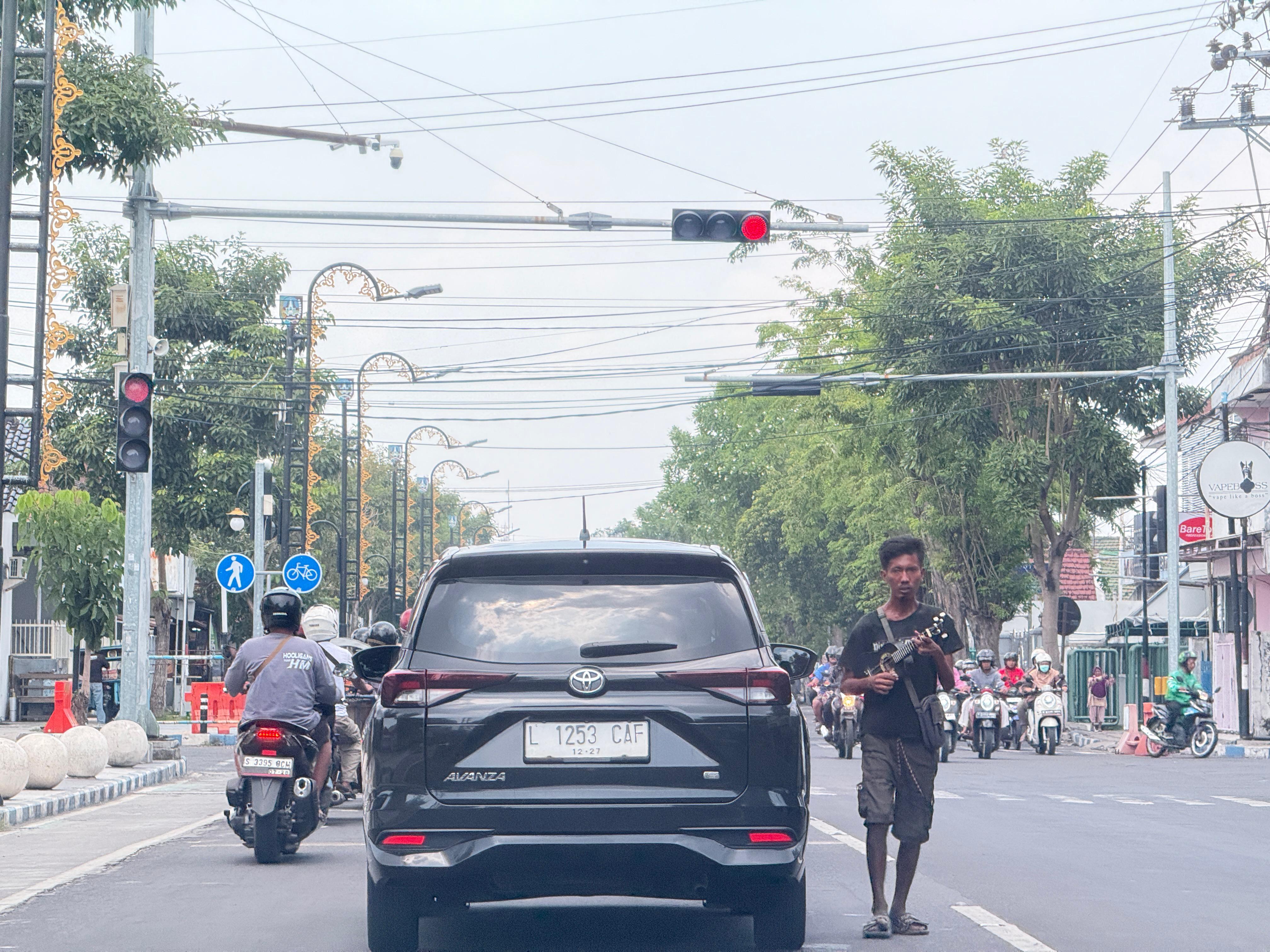 Kinerja Satpol PP Jombang Disorot, Gepeng Masih Marak di Perempatan Jalan