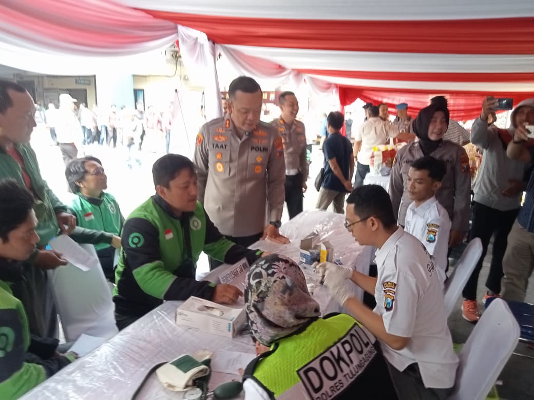 HUT Ke-70 Satlantas, Polres Tulungagung Berbagi Sembako dan Gelar Cek Kesehatan Gratis untuk Ojek Online