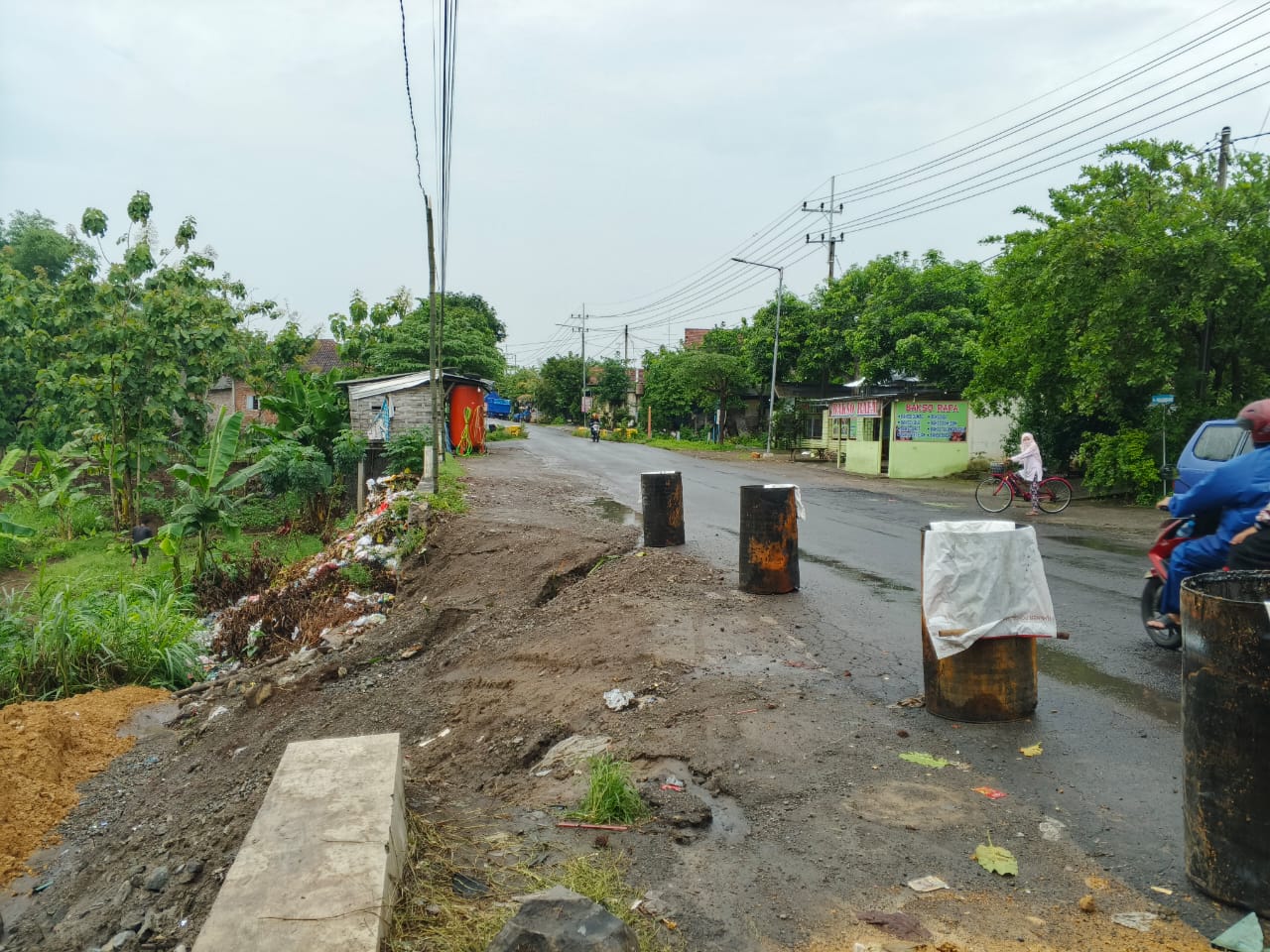 Bahu Jalan Penggaron Mojokerto Ambles, Bahayakan Pengguna Jalan