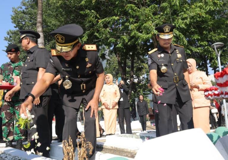 Peringati Hari Pengayoman Ke-79, Kakanwil Kemenkumham Jatim Pimpin Upacara Ziarah Rombongan 