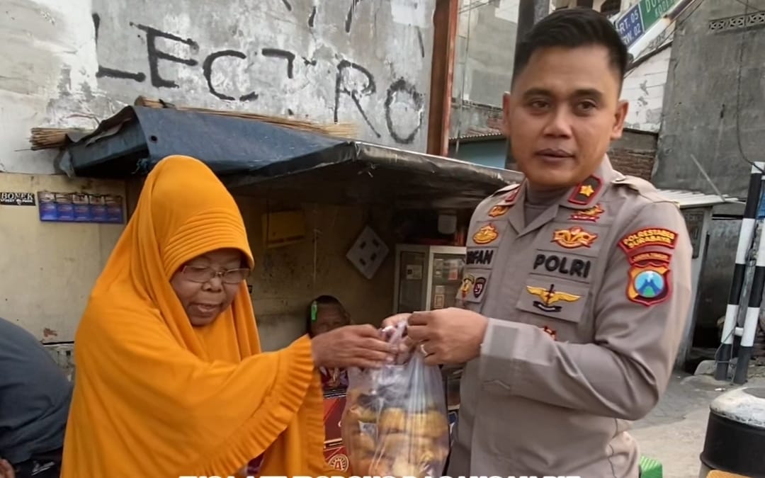 Kapolsek Simokerto Borong Dagangan PKL dan Bagikan Takjil