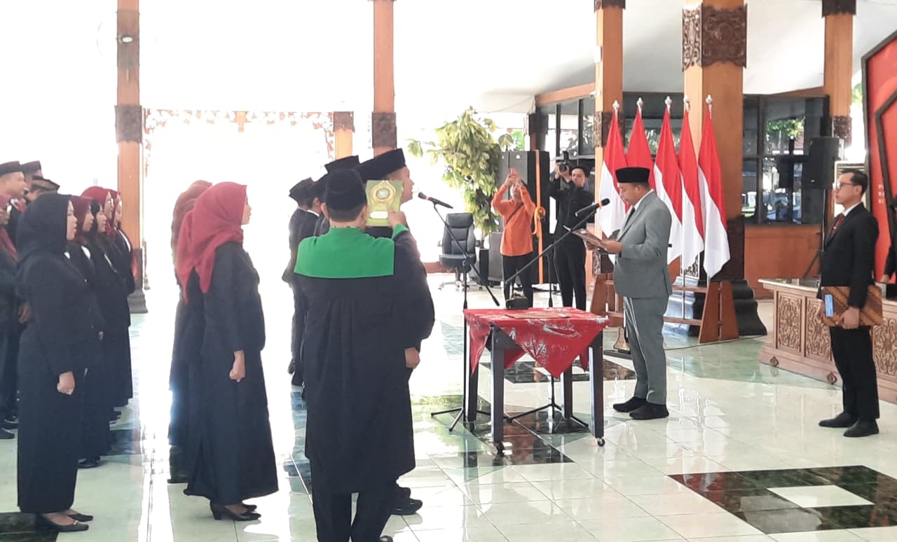Serahkan SK Kepala Sekolah, Mas Rio Minta ASN Situbondo Jaga Integritas dan Profesionalisme