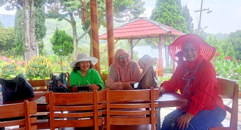 Mantan Bupati Jember Faida Ajak Tamu Mancanegara Nikmati Wisata Puncak Rembangan