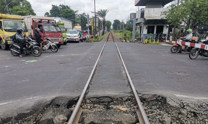 Tiga Perlintasan di Surabaya Ditutup Sementara, KAI Daop 8 Terapkan Buka Tutup Malam Hari