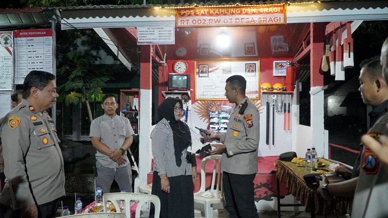 Polres Blitar Serahkan Handy Talky ke Pos Kamling untuk Perkuat Kamtibmas