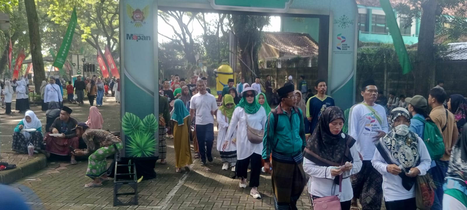 Peringati HSN, PCNU Kota Kediri Gelar Jalan Sehat Sarungan