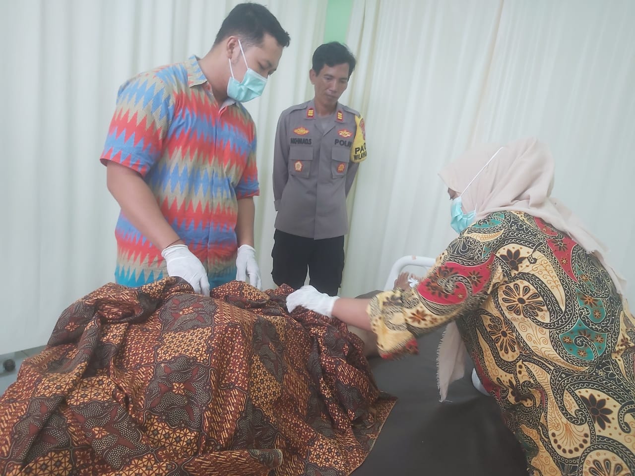 Tragis, Ibu Rumah Tangga Gantung Diri di Ruang Tamu