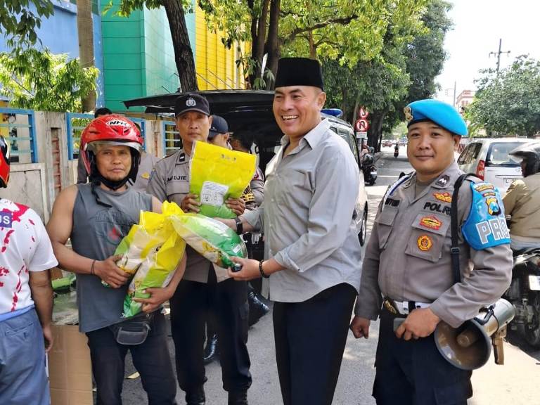 Polres Pelabuhan Tanjung Perak Gelar Operasi Pasar, Ratusan Beras SPHP Ludes Diserbu Warga Surabaya