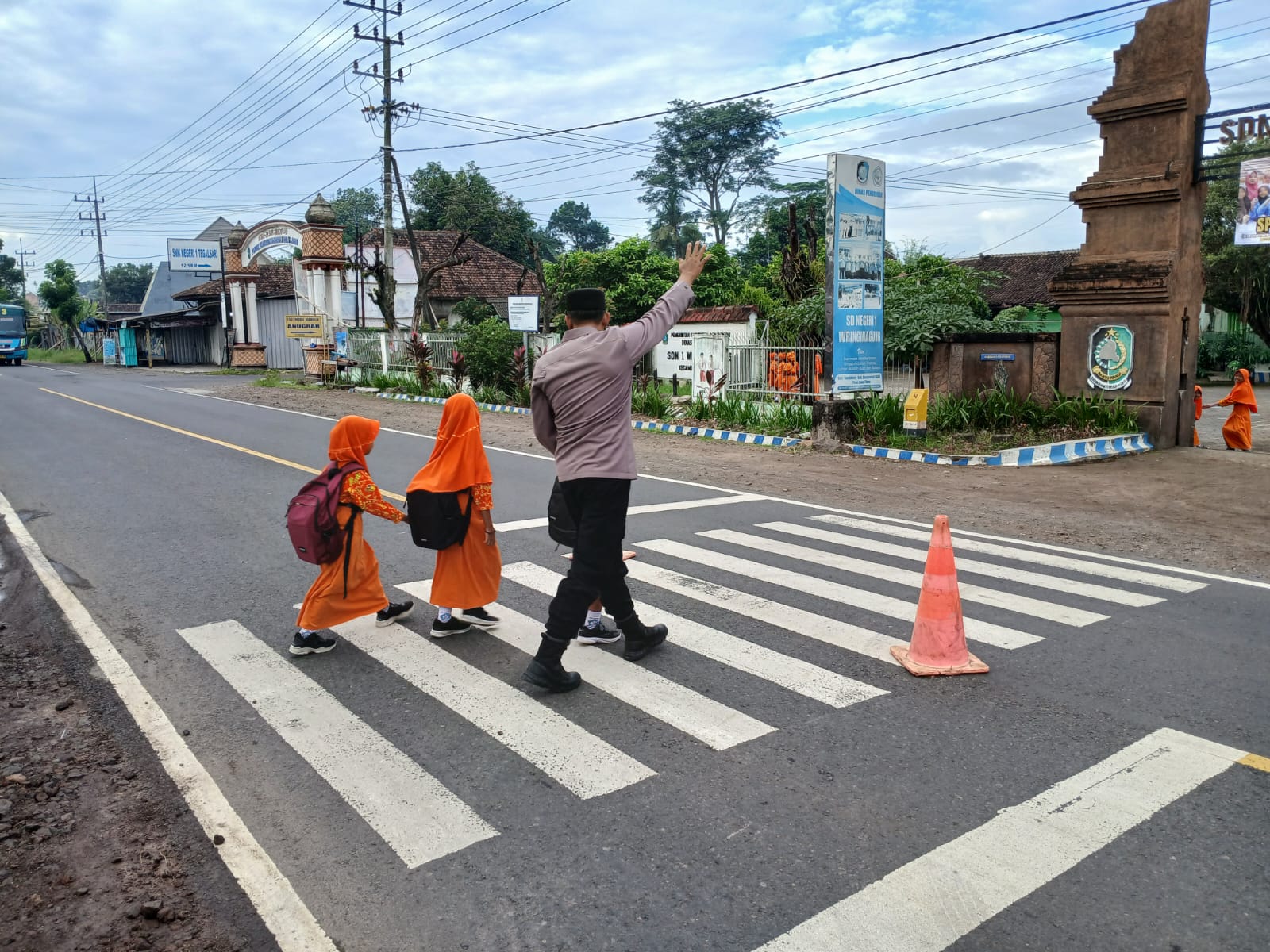 Polisi di Banyuwangi Giat Commander Wish Pagi, Bantu Seberangkan Siswa Sekolah