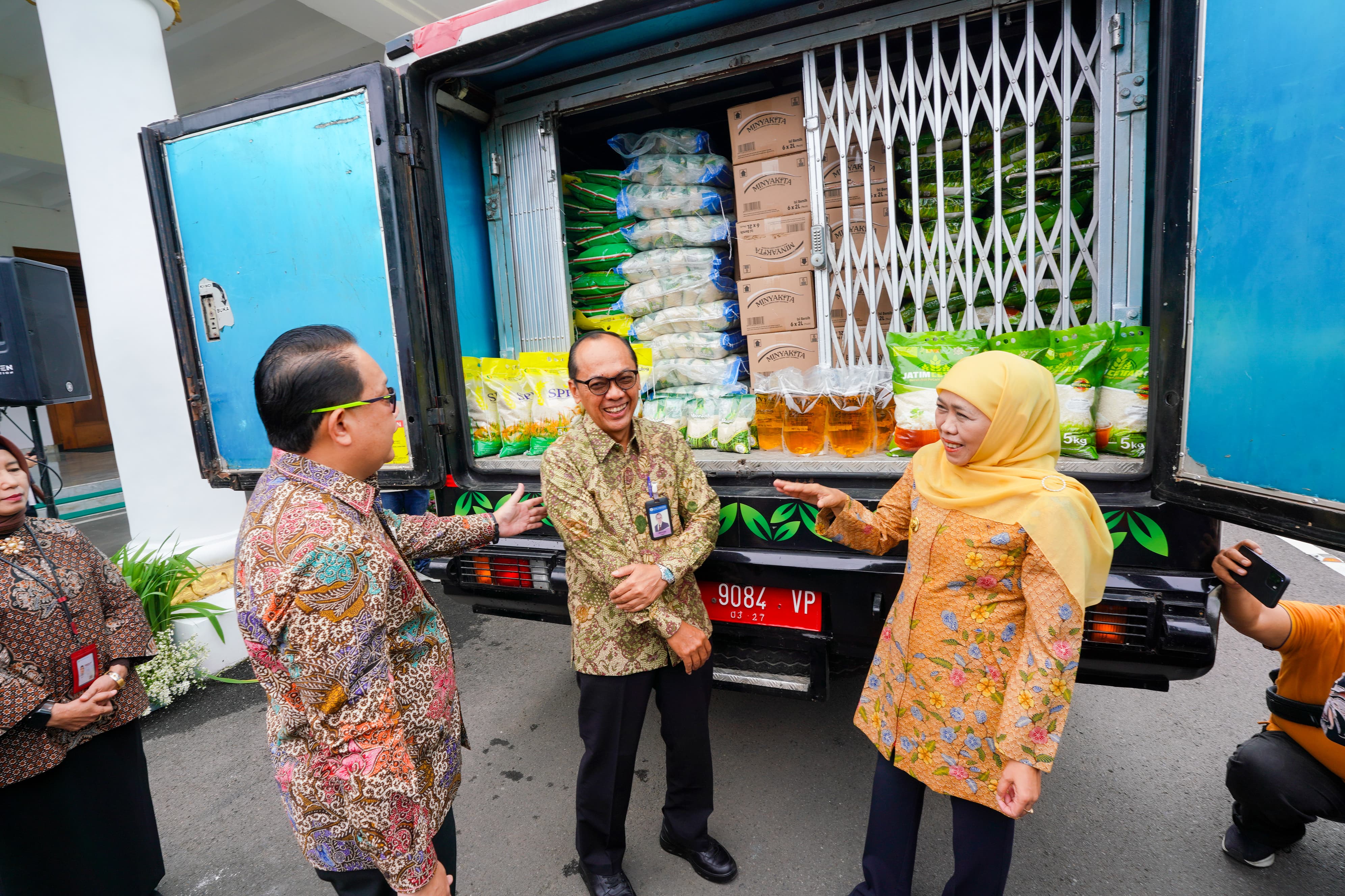 Gerak Cepat Tekan Inflasi, Khofifah Berangkatkan Truk EPIK Mobile Sasar 15 Daerah di Jatim