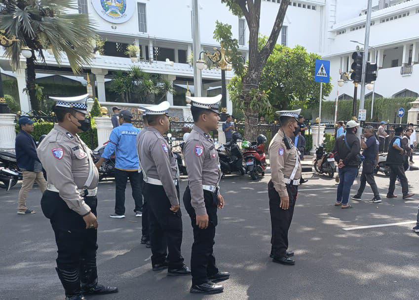 Polsek Bubutan Kawal Aksi Unjuk Rasa IPPA di Kantor Gubernur Jatim