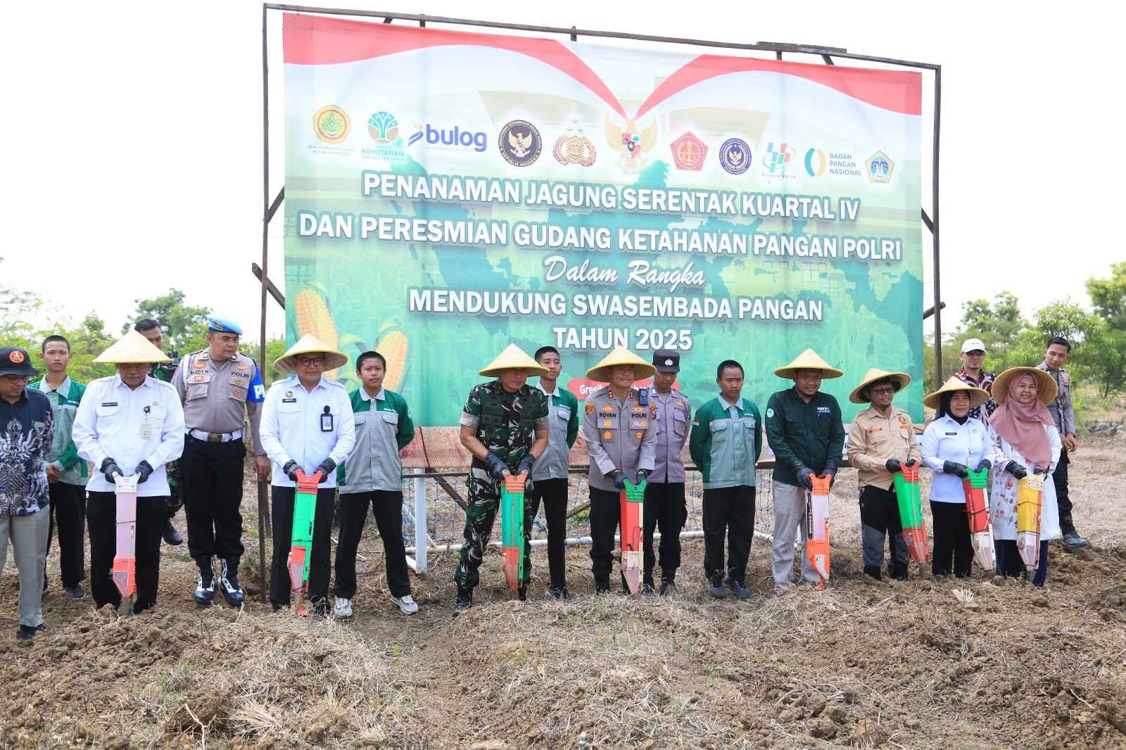 Dukung Swasembada Pangan, Kakanim Tanjung Perak Tanam Bibit Jagung di Ponpes Madinatul Ilmi