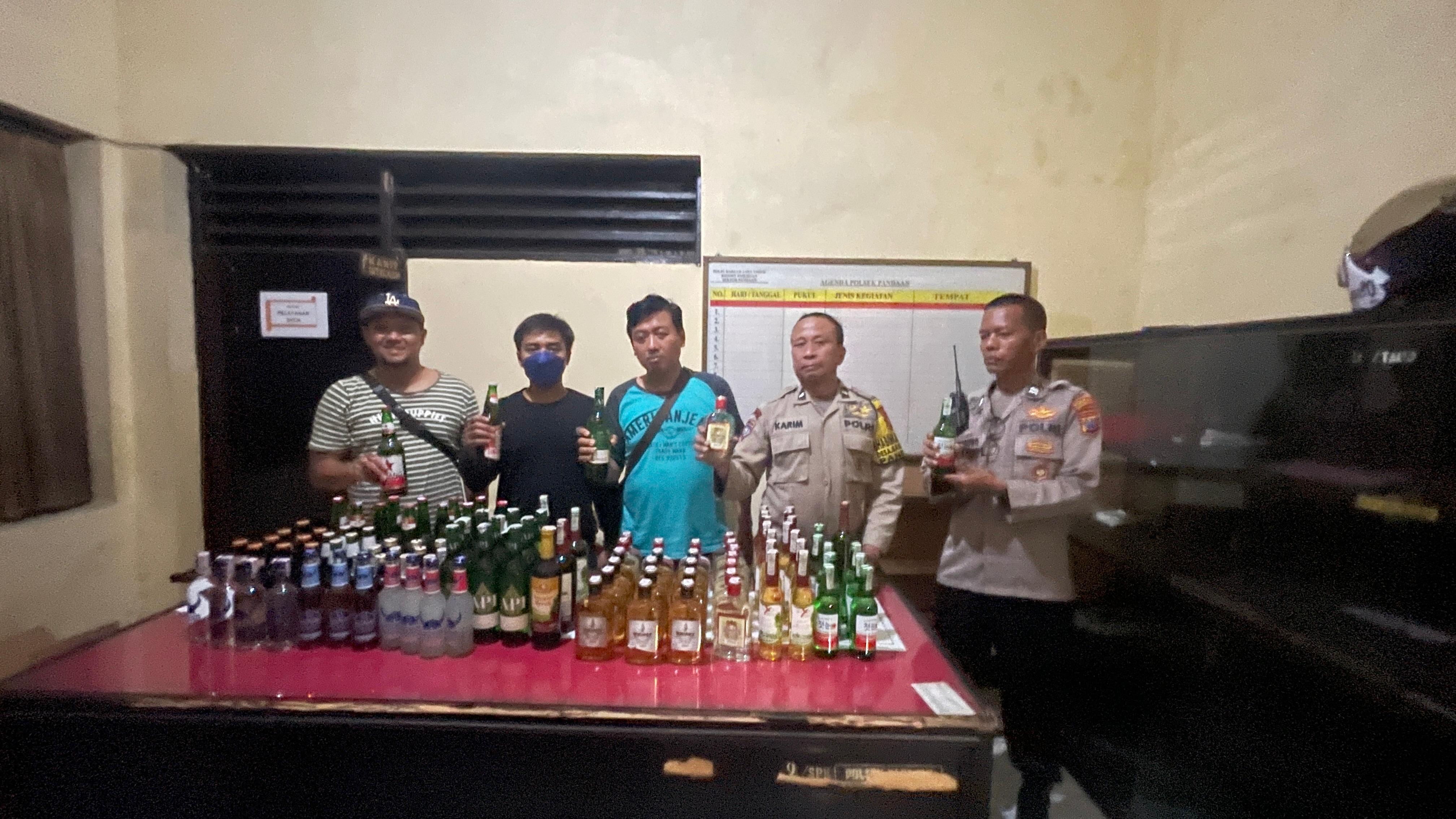 Polisi Geledah Kafe, Amankan Ratusan Miras