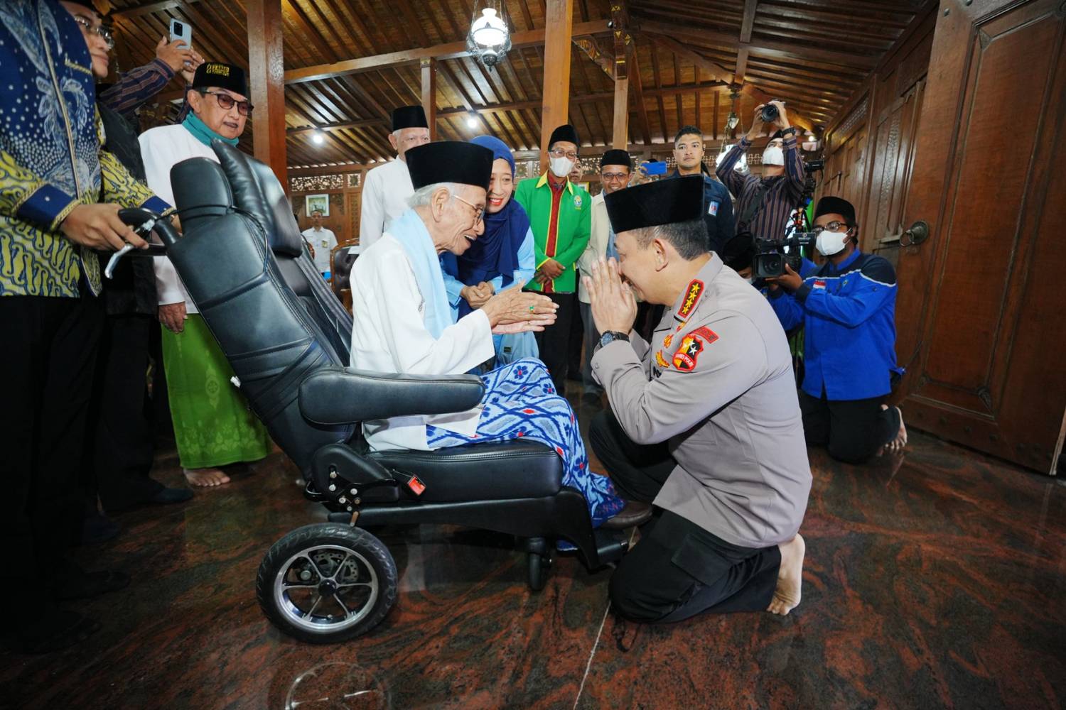 Kapolri Kunjungi 2 Ponpes di Jatim untuk Menjaga Kerukunan 