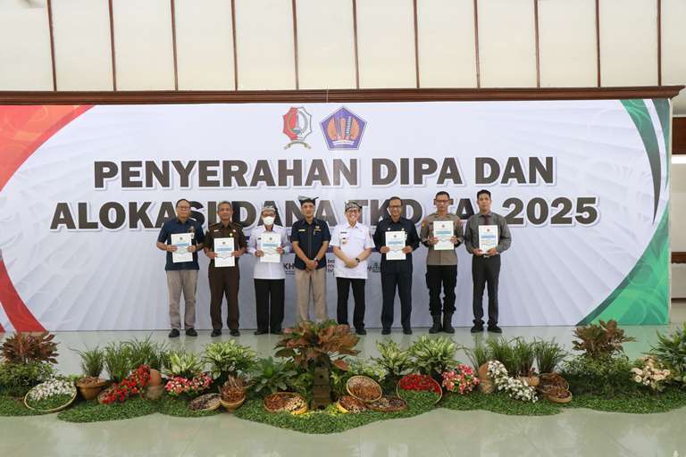 Pj Bupati Bojonegoro Serahkan DIPA dan Dana TKD TA 2025, Tekankan Efisiensi Penggunaan Anggaran