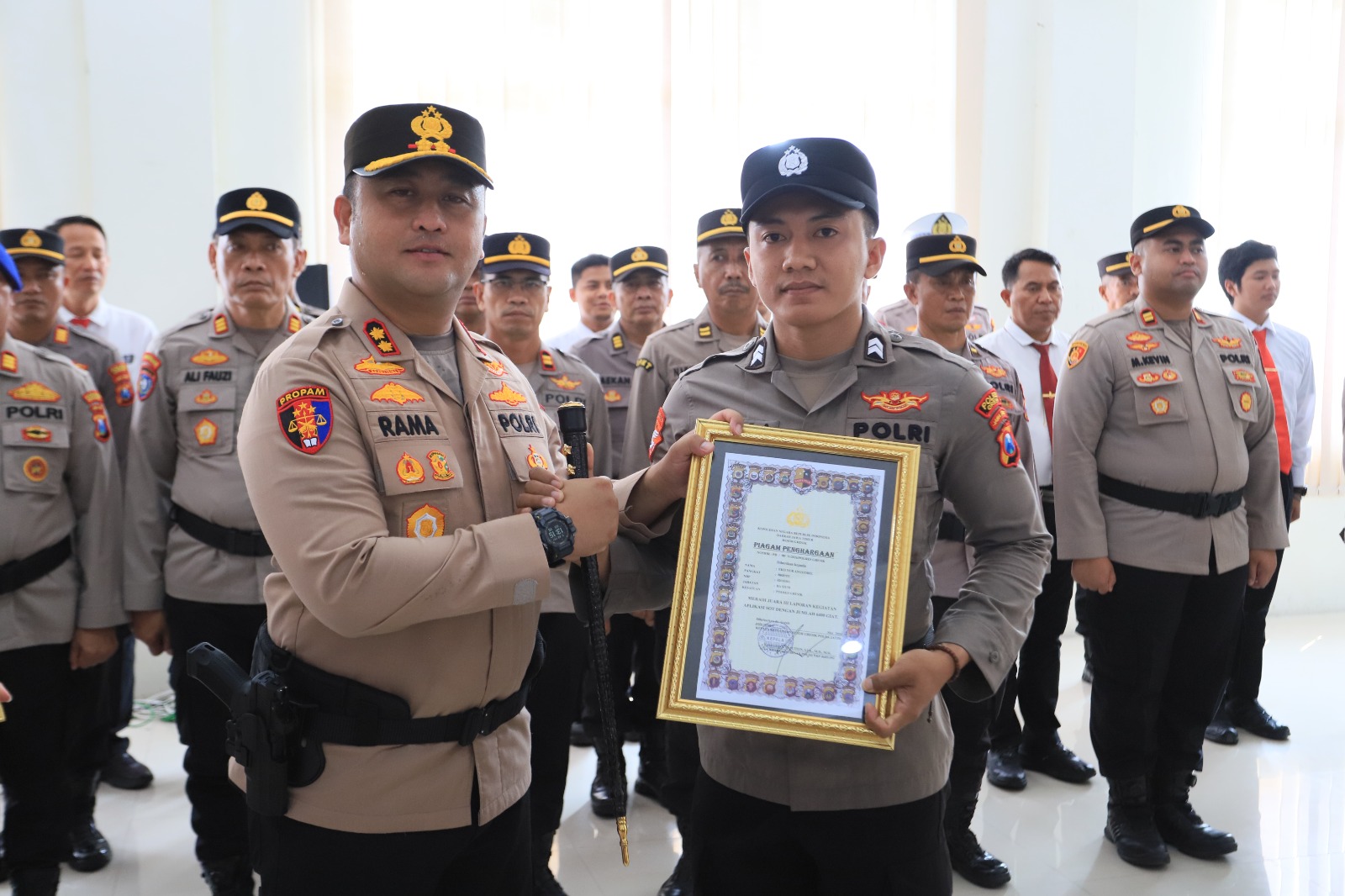 Apresiasi Kinerja dan Dedikasi, Kapolres Gresik Beri Penghargaan 12 Personel dan 2 Warga