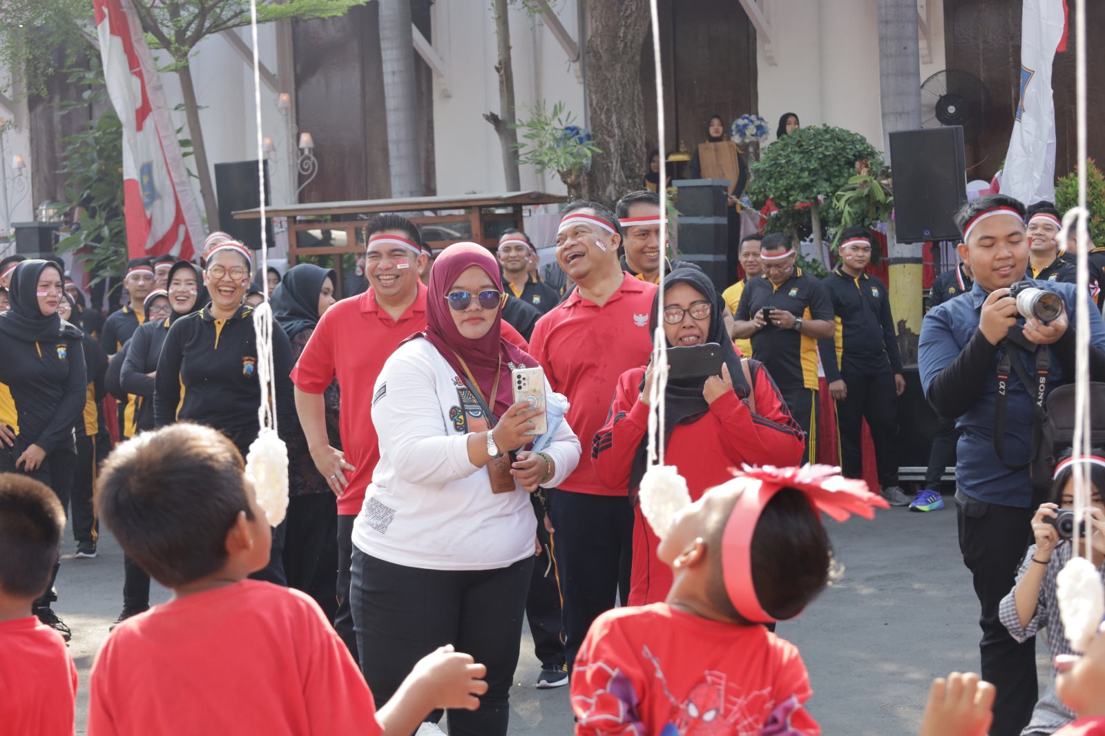 Riuh Gelak Tawa Anak dan Warga Warnai Lomba di Polrestabes Surabaya
