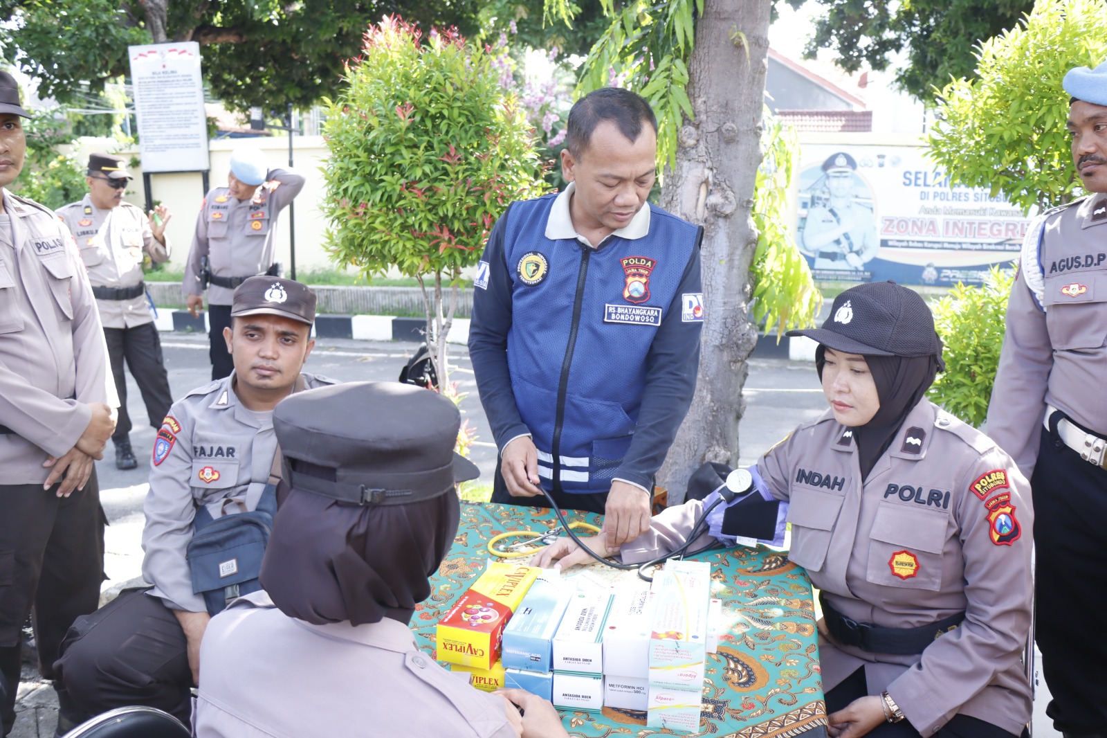 Kapolres Situbondo Beri Arahan dan Bagikan Sarana Pendukung Bagi Personel Pengamanan TPS Pemilu 2024