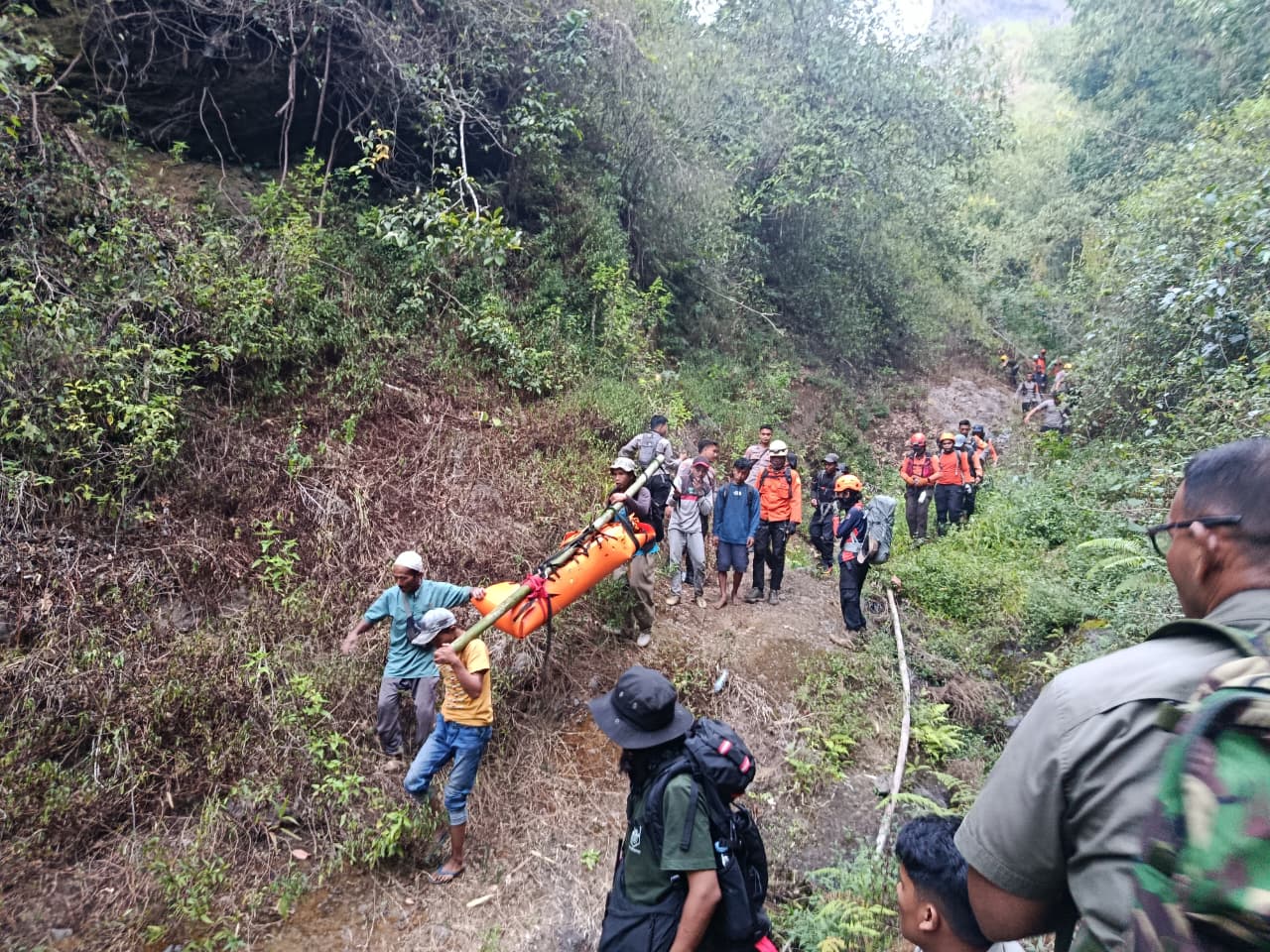 Evakuasi 13 Jam, Dua Jenazah Pendaki Gunung Piramid Berhasil Dibawa Turun