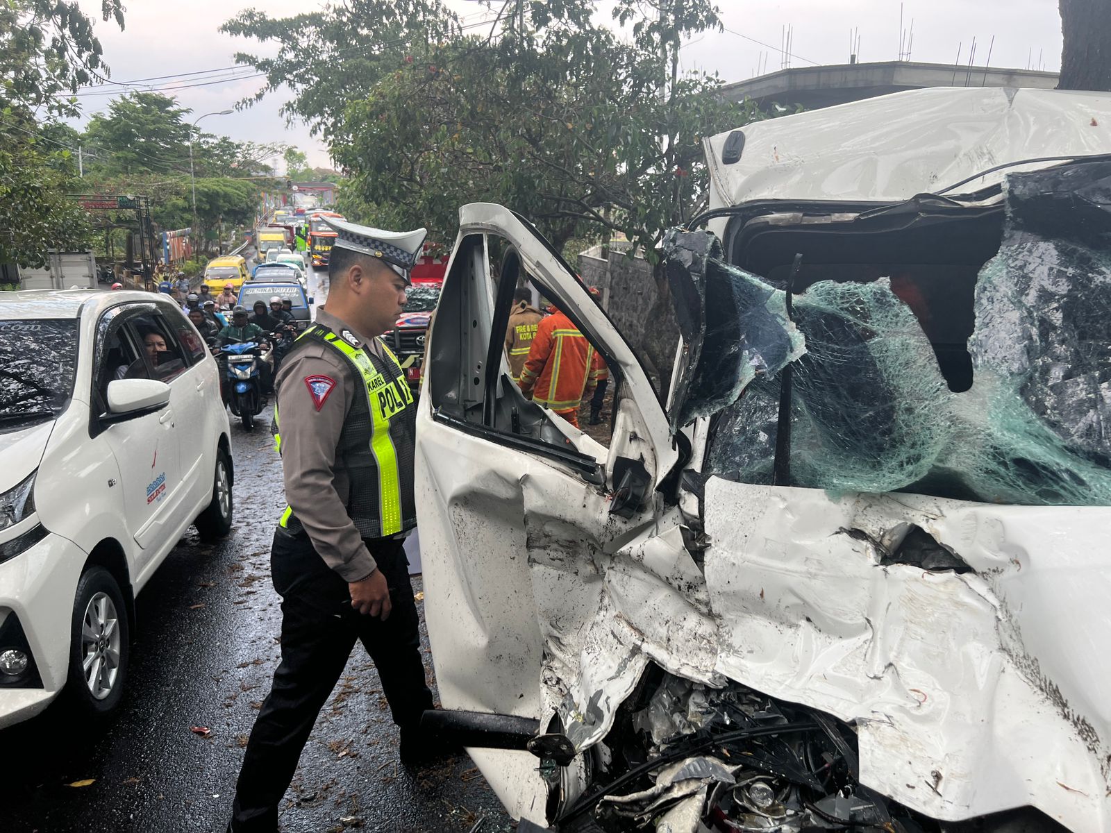 Adu Banteng Truk Boks dan GranMax di Jalur Batu-Karangploso, 3 Orang Terluka 