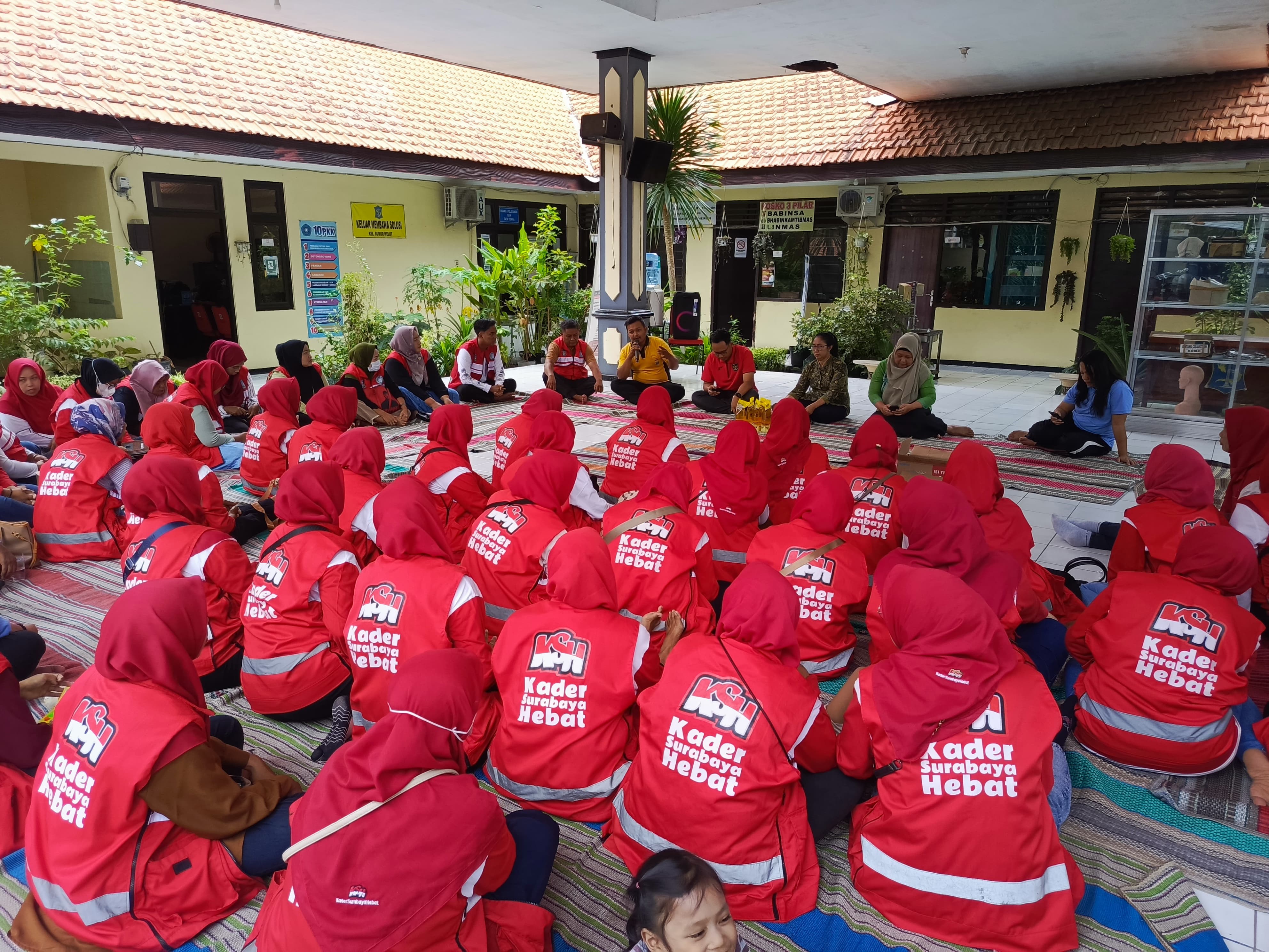 Polsek Lakarsantri Sosialisasi Layanan 110 dan Bazaar Pengembalian Barang Bukti di Sumurwelut