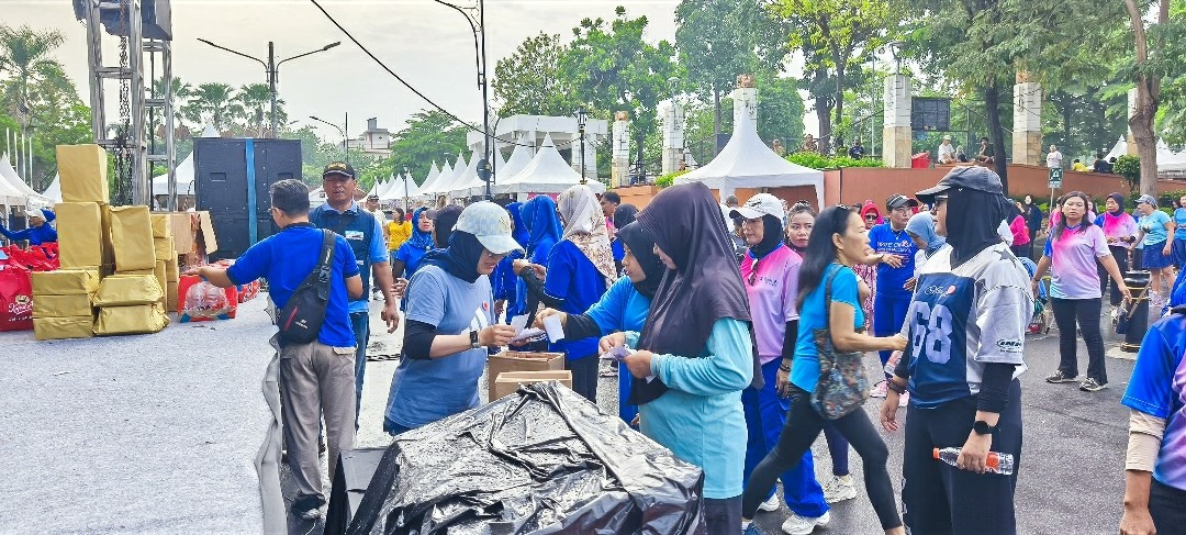 Doorprize Menarik Warnai Acara Senam di Surabaya Fashion Festival