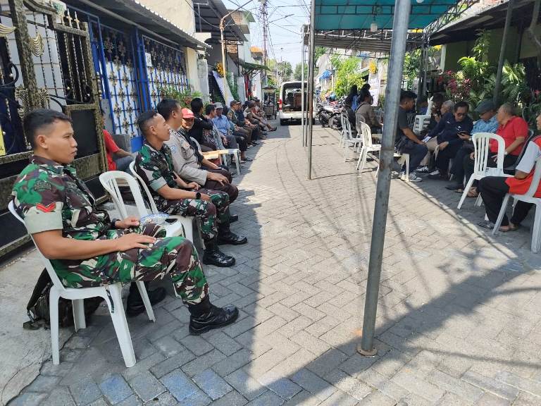 Polsek Sawahan Kawal Pemakaman Tokoh Kesenian Surabaya Basuki Prasetyo