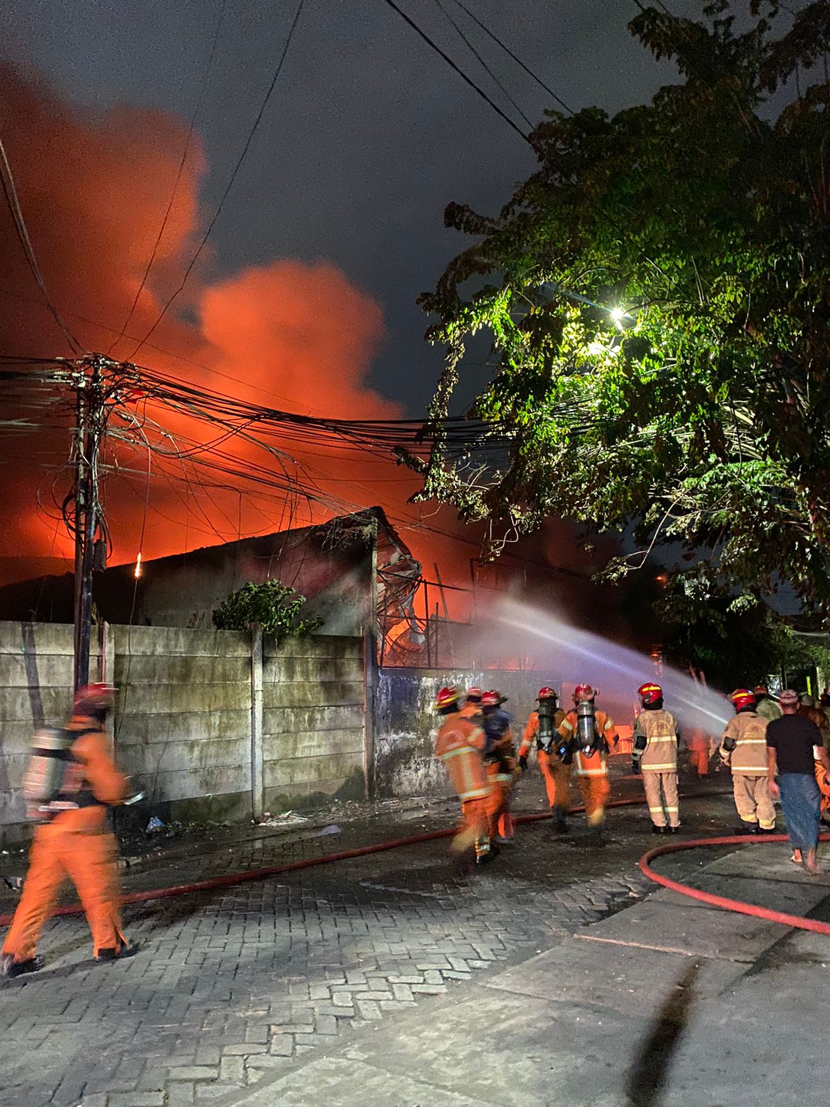 Gudang Spon Ludes Terbakar di Simorejo Sari, Dua Truk Hangus