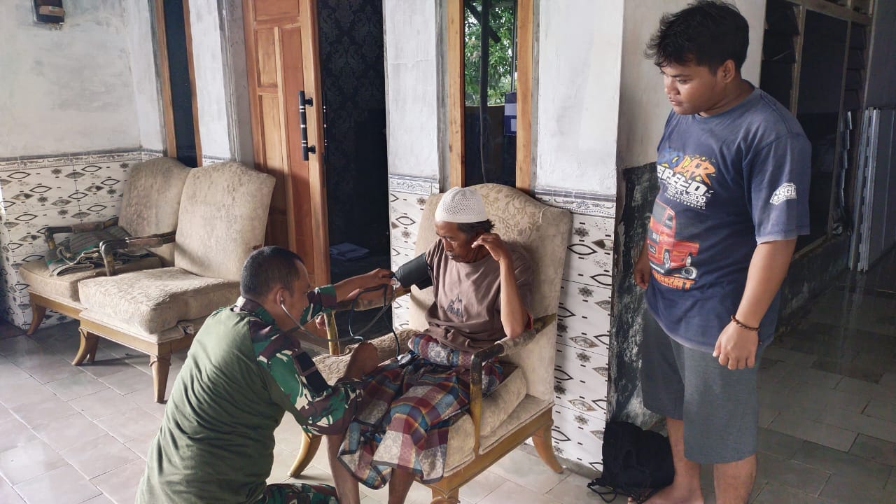 Keluhan Sakit Warga Ditangani Tim Medis TMMD 127