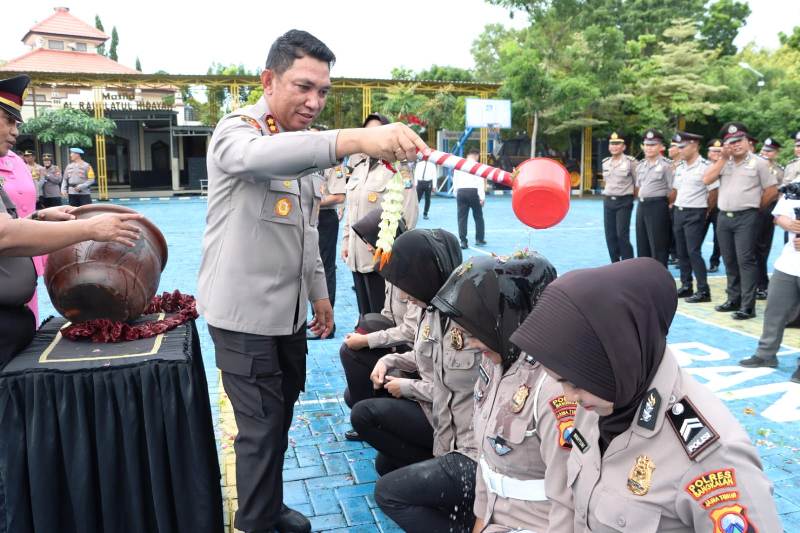 Kado Manis Tahun Baru, 49 Personel Polres Bangkalan Naik Pangkat