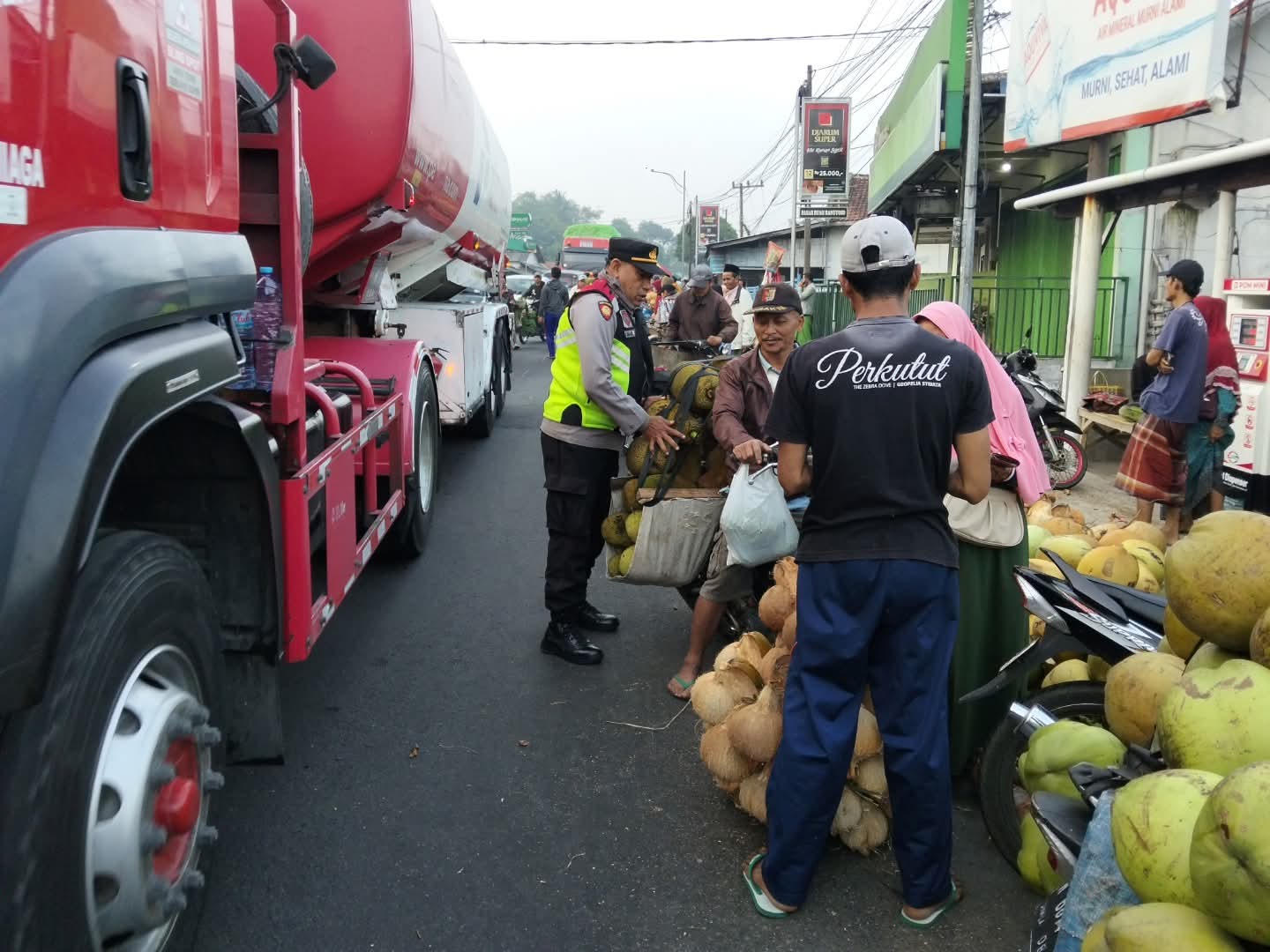 Pastikan Lalu Lintas Pasar Buah Lumajang Lancar, Polsek Ranuyoso Imbau Pedagang