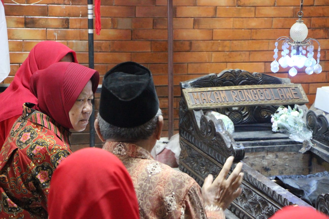 Risma Ziarah ke Makam Pahlawan dan Wali, Tegaskan Pentingnya Sejarah