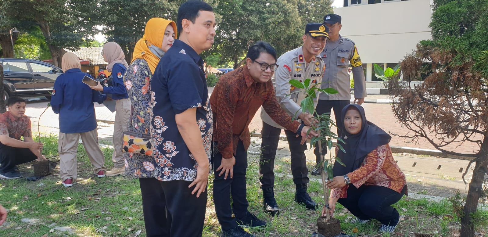 Hadiri Pelantikan KPPS, Kapolsek Sawahan Tanam Pohon