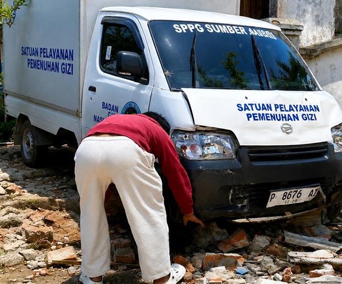 Niat Memanasi Mesin Berujung Petaka, Mobil Distribusi SPPG Jember Hantam Dapur 