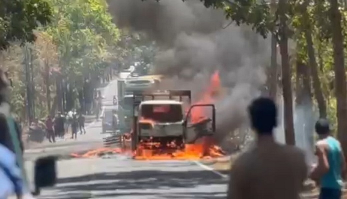 Truk Bermuatan Kompor Listrik Terbakar di Jalur Pantura Situbondo, Sopir dan Kenek Terluka