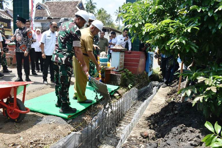 Cegah Banjir, TMMD Bangun Drainase di Desa Lebakharjo Malang