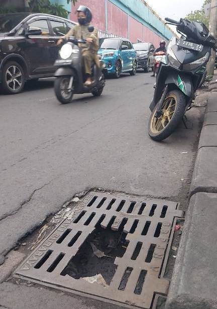 Penutup Saluran Berlubang di Pasar Kembang, Bahaya Mengintai 