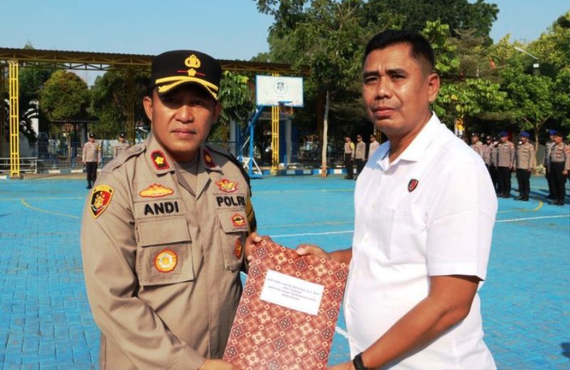 Kapolres Bangkalan Anugerahkan Reward kepada 16 Personel Berprestasi 