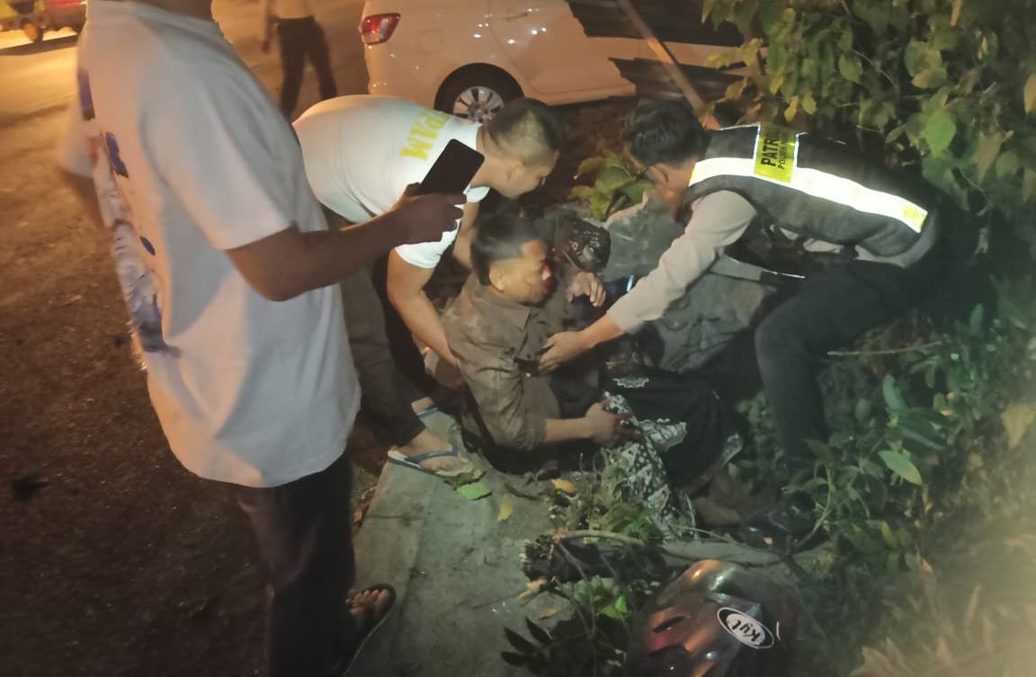 Adu Banteng Mobil Vs Motor di Manyar Gresik, 2 Korban Patah Tulang