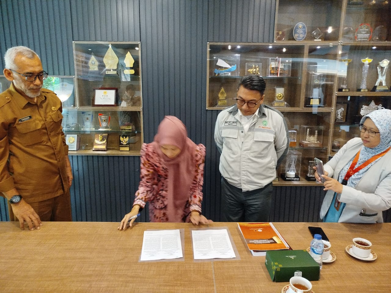 Ketua Dekranasda Gresik Gandeng PT Smelting Bina Perajin Batik Go International