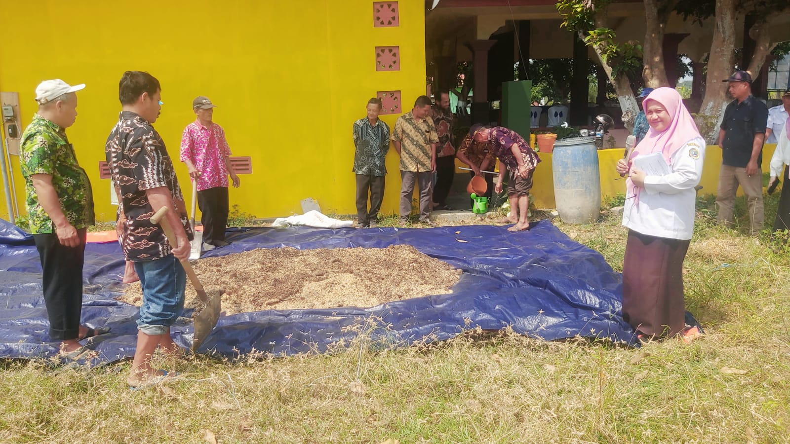 Petani Desa Sukowidodo Mengikuti Pelatihan Pembuatan Pestisida Nabati dan Pupuk Organik