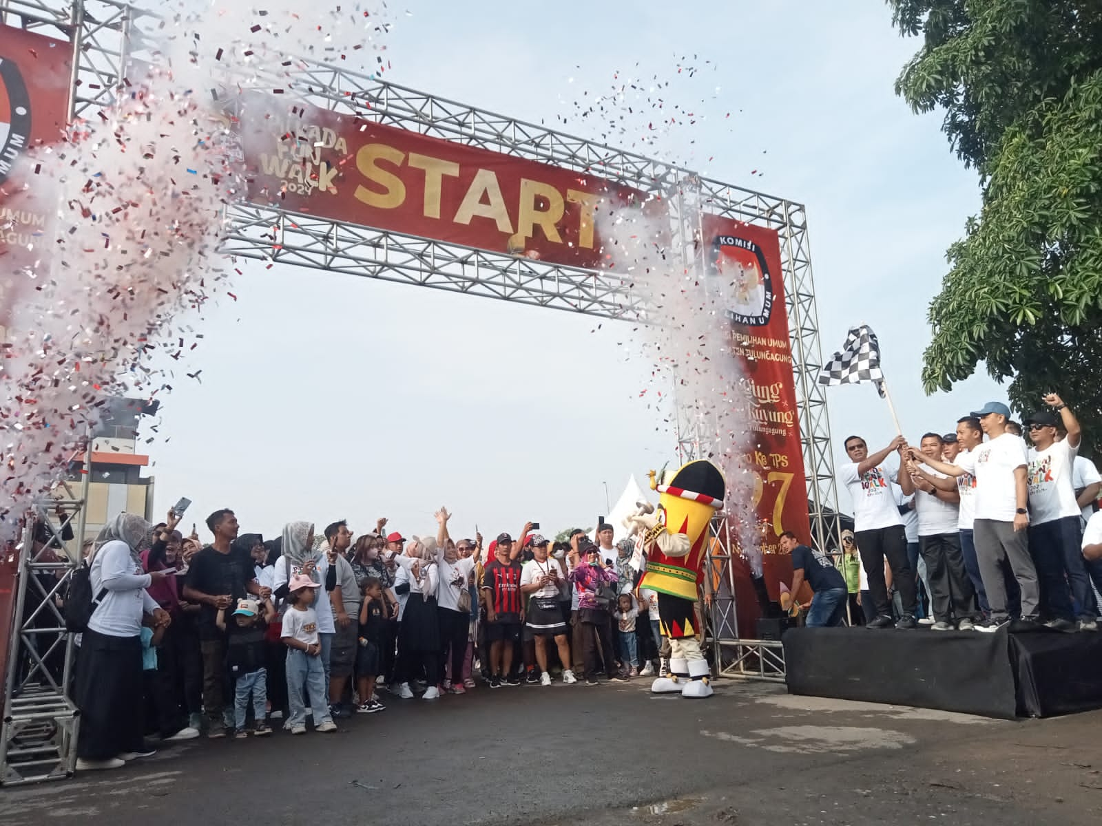 Megung Sengkuyung, Ribuan Masyarakat Tulungagung Ramaikan Pilkada Funwalk 2024 