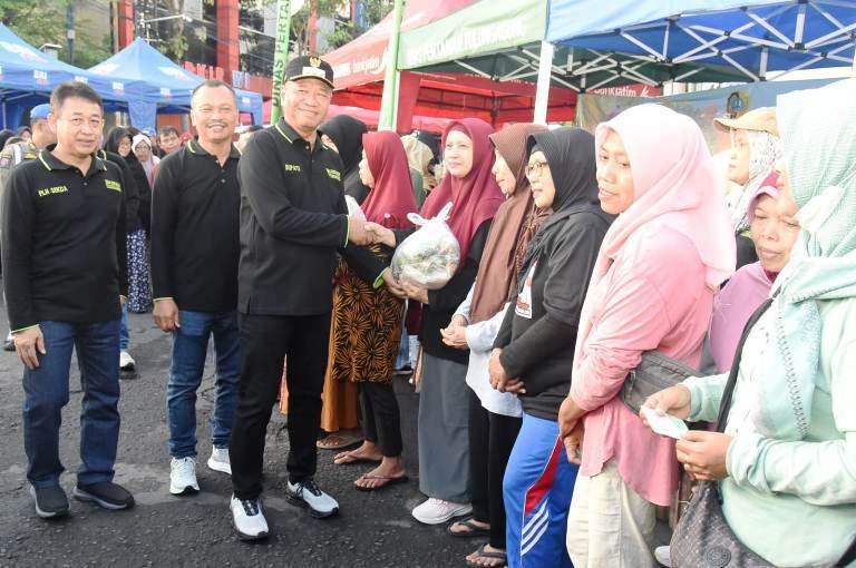 Rayakan Hari Krida Pertanian Ke-53, Petani Tulungagung Bagi-Bagi Hasil Bumi Gratis di CFD