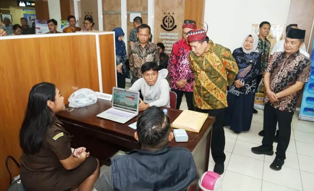 Didampingi Wabup, Kunker Ketua Ombsdman RI Tinjau Layanan Stan Digital di MPP Bangkalan